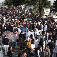 Con marcha en Toluca, trabajadores del ISEM reclaman insumos y prestaciones