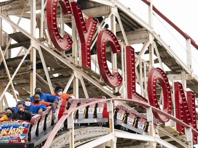 Cierran montaña rusa de Coney Island tras fallo mecánico