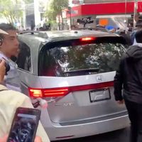 Sheinbaum reprende a Sandra Cuevas por usar un auto sin placas y con permiso "falso"