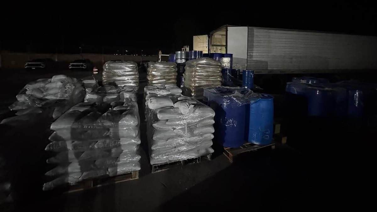 Decomisan sustancias químicas y precursores para la producción de drogas sintéticas, en tractocamión que circulaba en carretera de Durango
