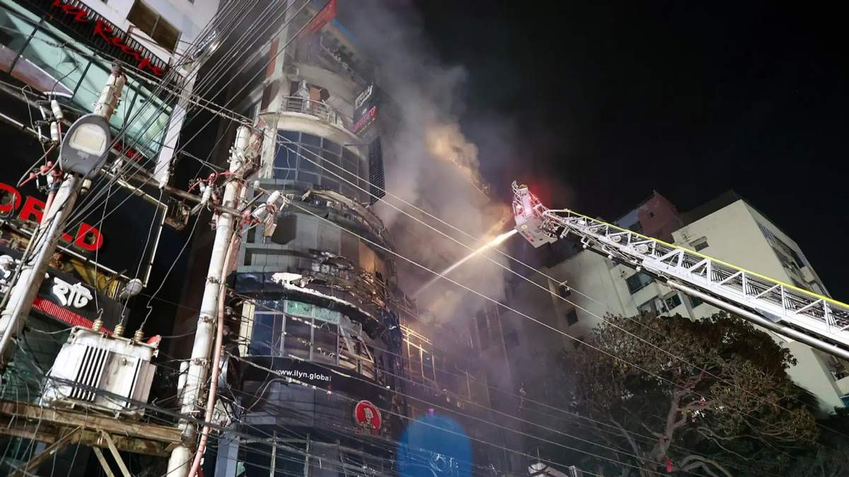 Incendio en un centro comercial en la capital de Bangladesh