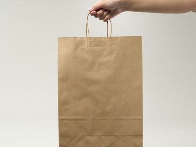 No tires las bolsas de papel y transformalas en este material símil cuero para todos tus proyectos DIY