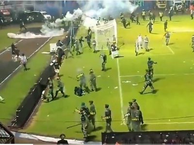 Al menos 129 personas mueren tras disturbios en un estadio de futbol en Indonesia (Video)