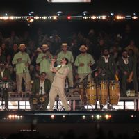 Bad Bunny sufre caída en su primer concierto del “Debí tirar más fotos World Tour” en México (Video)