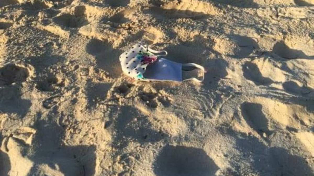 Un cubrebocas tirado en la playa