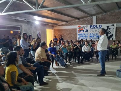 Figueroa, Peláez y candidatos de la lista 41 escucharon a vecinos de Valentina Sur mientras mateaban