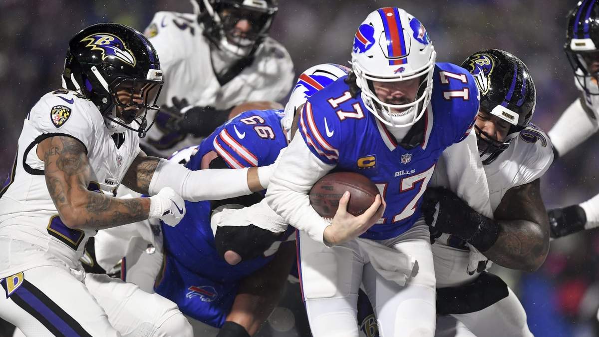Josh Allen (17), quarterback de los Bills de Buffalo, acarra el balón hacia la zona de anotación