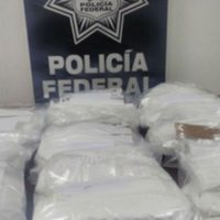 Detienen a ocho personas con cocaína adherida al cuerpo en el AICM