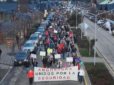 Vecinos de Villa la Angostura salieron a las calles en reclamo de seguridad