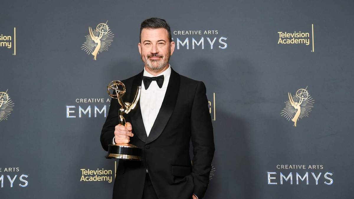 Jimmy Kimmel posa en la sala de prensa con el premio al mejor presentador de un programa de juegos por "Who Wants to Be a Millionaire" durante la segunda noche de los Premios Emmy a las Artes Creativas el domingo 7 de septiembre de 2025, en el Teatro Peacock de Los Ángeles