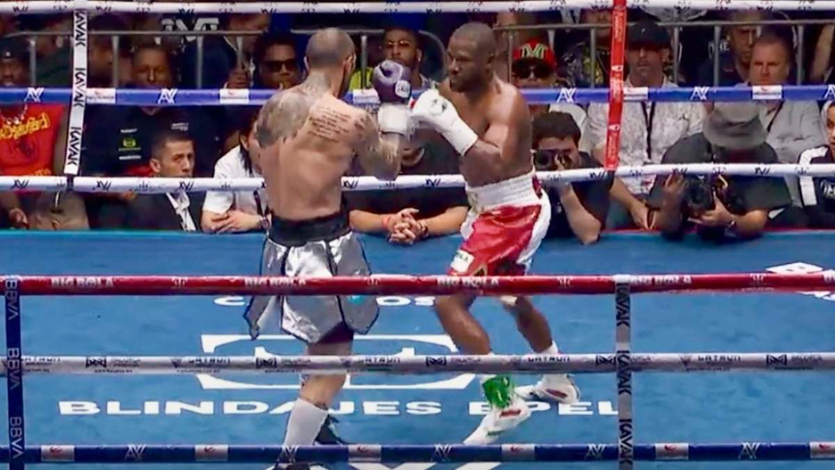 Abuchean a Floyd Mayweather Jr. y a John Gotti III en su pelea de exhibición en México