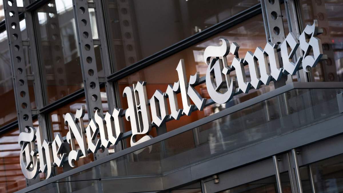 Un cartel del The New York Times se ve a la entrada de s edificio en Nueva York, el 6 de mayo de 2021