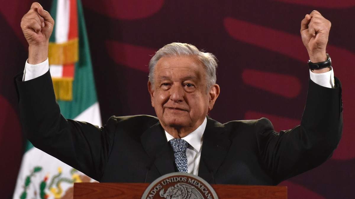 AMLO en una mañanera desde Palacio Nacional