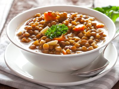 Guiso de lentejas vegetariano: una receta bien saludable y con muchas verduras para combatir el frío