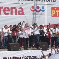 Una multitud arropa a López Obrador y éste ofrece regresar a Chiapas ya como presidente electo