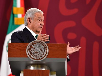 Opositores iniciaron campaña para culpar al gobierno de retraso en vuelos del AICM: AMLO