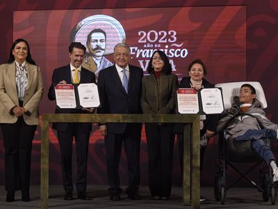 AMLO dona una casa a Fundación Teletón para crear un centro para jóvenes con discapacidad motriz