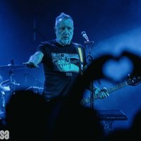 Peter Hook, show pospunk evocando a Joy Division y New Order (Video)