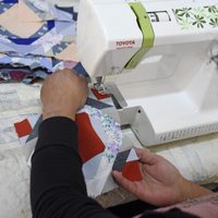 Neuquén: reciclan ropa para hacer acolchados