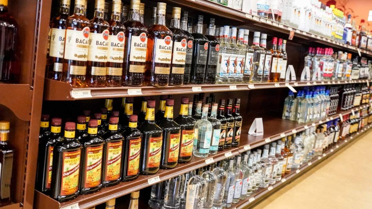 Botellas de rones a la venta en una tienda de vinos y licores finos, el 22 de enero de 2022, en Harmony, Pensilvania