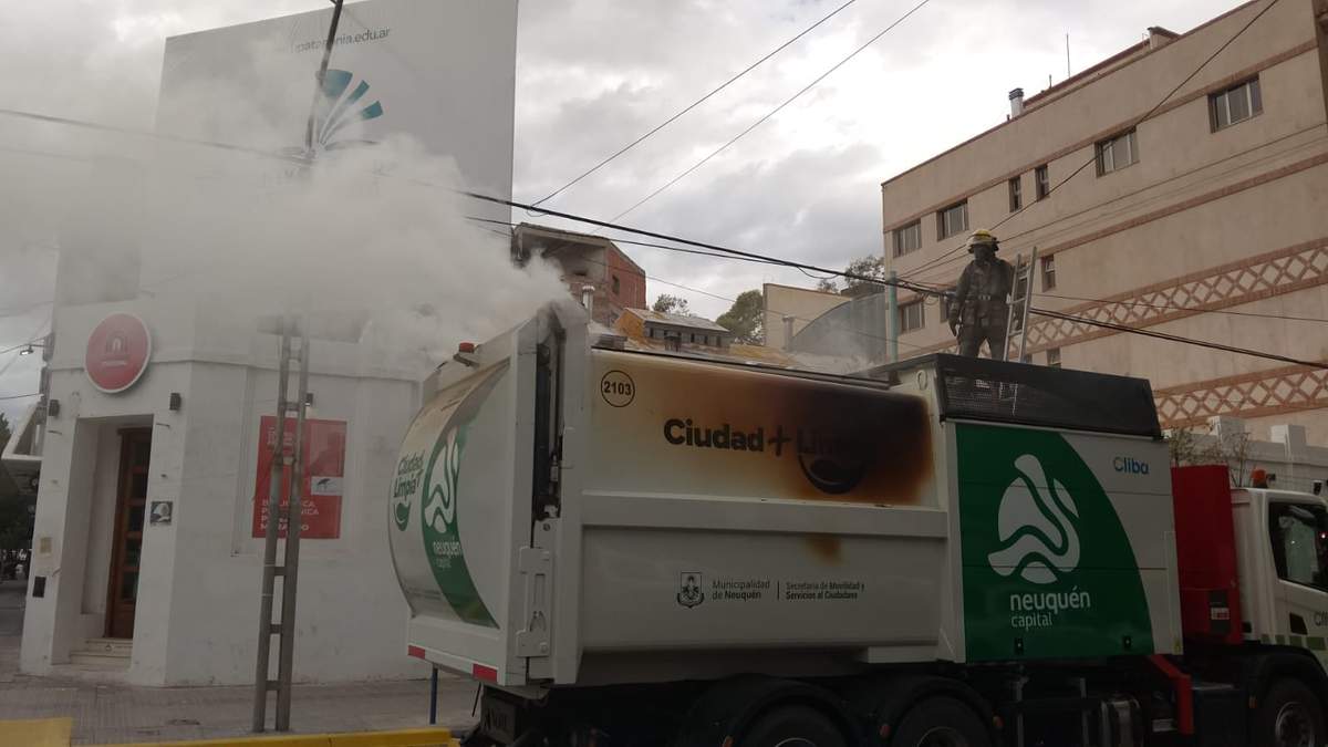 El incendio se desató en el interior del camión de basura. Fuente: (Nicolás Rzonscinsky)