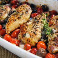 Pollo mediterráneo: así se prepara una cena de verano rápida y fácil