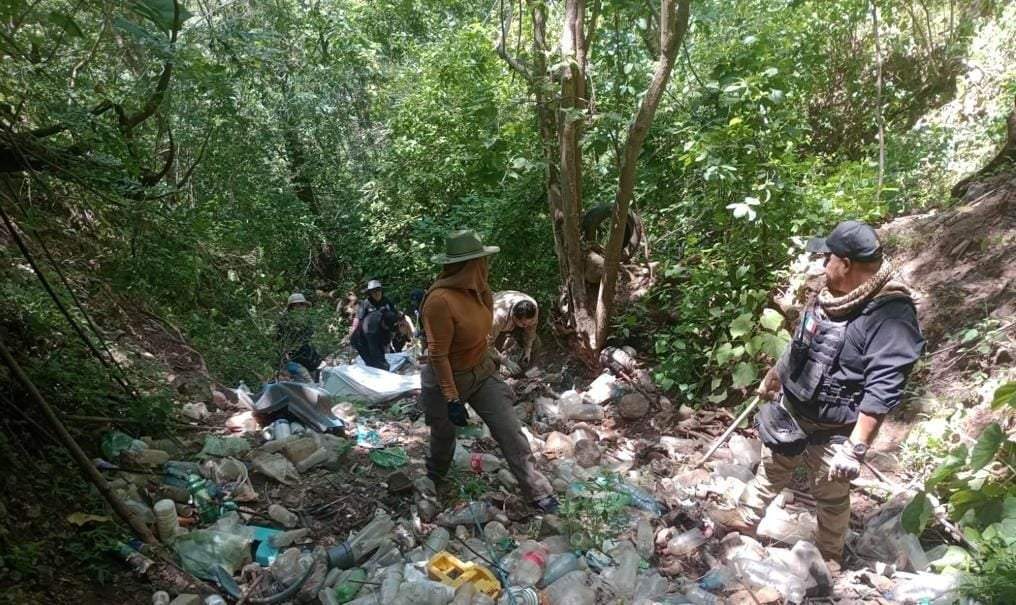 Labores de búsqueda en megafosa hallada en Tacámbaro, Michoacán