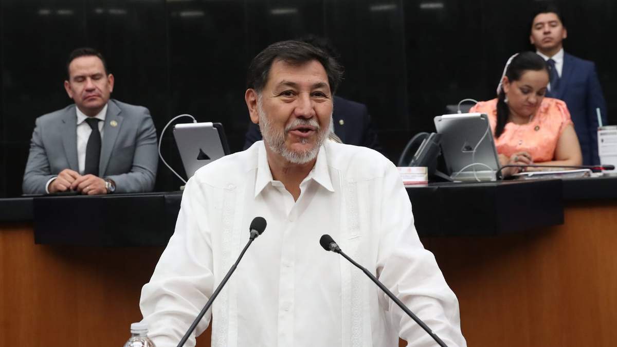 Gerardo Fernández Noroña en la tribuna del Senado durante la sesión de la Comisión Permanente del Congreso de la Unión