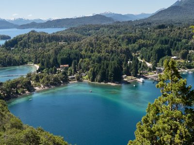 Por la caída de árboles, clausuraron una playa en Villa La Angostura