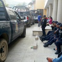 Retienen a 12 policías en Guerrero para exigir liberación de detenidos tras bloqueo