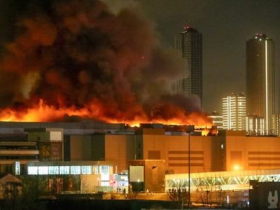 Reportan 40 muertos y más de 100 heridos en ataque a sala de conciertos de Moscú (Videos)
