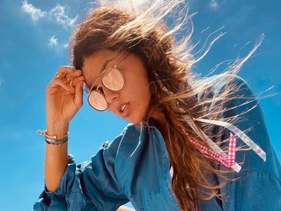 Loly Antoniale inauguró la temporada de playa desde el paraíso: fotos en la arena y mar de fondo