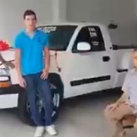 Rifa su camioneta para operarse de cáncer, y el ganador se la regala (Video)