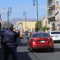 Morenistas despiden a Mario Delgado con huevazos y abucheos