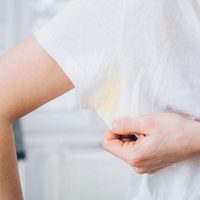 Con solo 2 ingredientes y sin gastar de más, eliminá las manchas de desodorante de tu ropa blanca