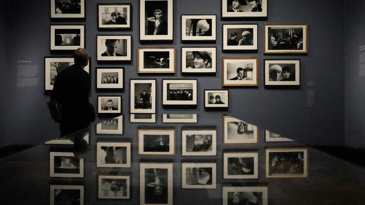Un visitante observa fotografías durante una presentación preliminar de la exposición