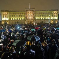 Una multitud se acerca al Palacio de Buckingham tras la muerte de Isabel II