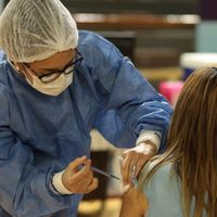 Por primera vez, son más los vacunados con dos dosis que con una sola: cuáles son los porcentajes