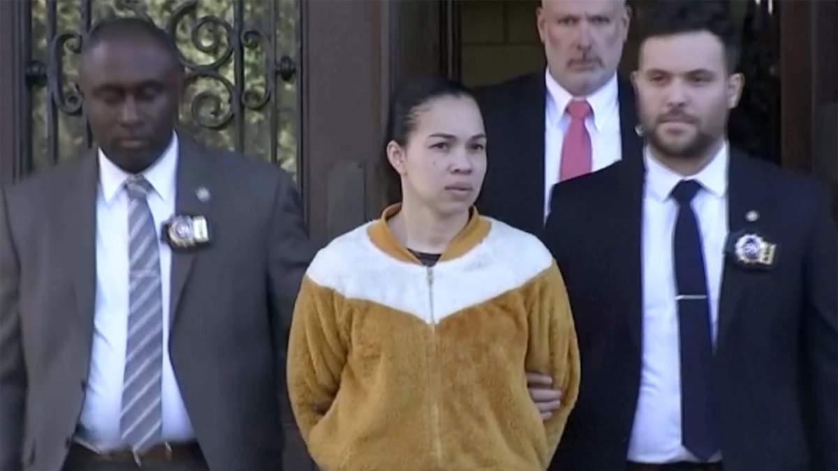 Grei Mendez, al centro, escoltada por policías
