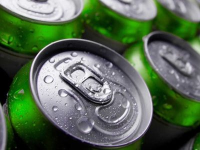 Antes de tirar las latas de cerveza vacías, mirá esta hermosa y barata idea para decorar cajas de regalo