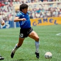 El viral inesperado: la realeza británica no pudo con la gambeta de Diego Maradona
