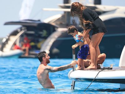 59.000 euros de alquiler: el lujoso yate en el que Messi pasea por Ibiza junto a su familia