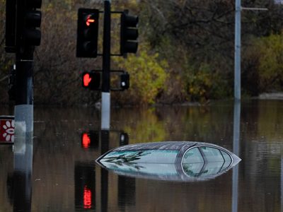 Residentes de San Diego lamentan los daños en sus casas tras una inusual inundación en la ciudad
