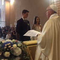 El Papa Francisco sorprende a pareja al oficiar su boda en El Vaticano