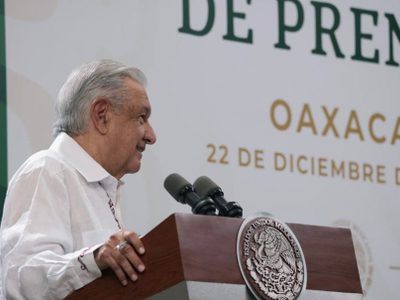 Dedica AMLO al gobernador texano Greg Abbott “Somos Más Americanos”, de Los Tigres del Norte