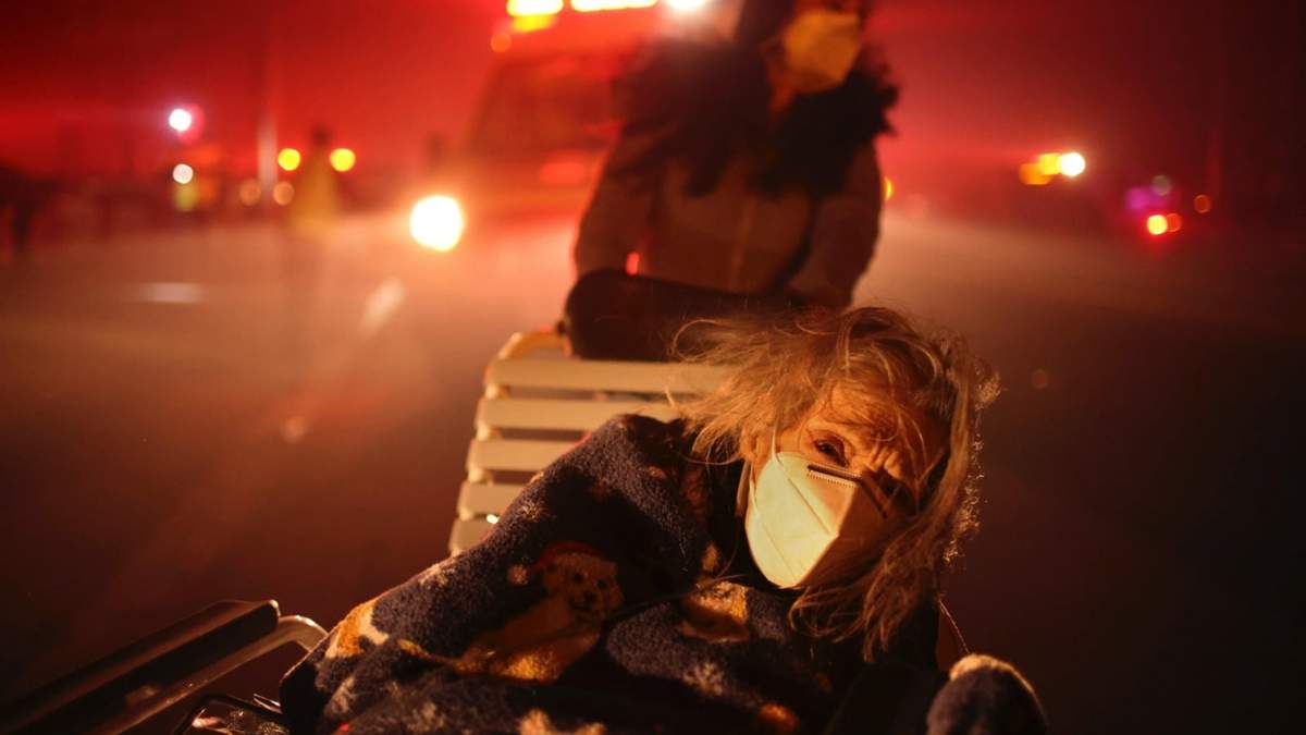 Una interna de una residencia de ancianos es evacuada mientras se acerca el incendio Eaton, el martes 7 de enero de 2025 en Altadena, California