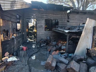 El fuego destruyó tres viviendas en San Martín de los Andes