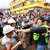 'Agarre una pala”, retan a Peña Nieto en Edomex; Estado Mayor y estudiantes se enfrentan a empujones
