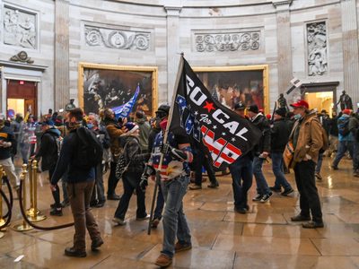 Manifestantes pro Trump irrumpieron en el Capitolio para suspender la certificación de Biden