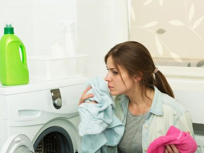 El secreto de las abuelas para quitar el olor a humedad de la ropa que te olvidaste de tender
